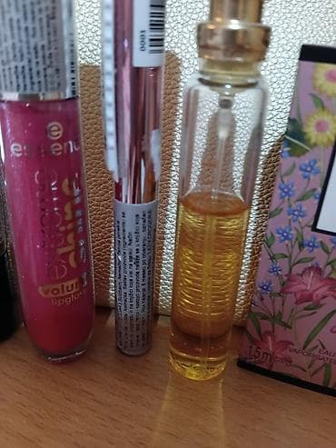 torbice bele: Set kozmetike i parfemskih miniatura + neseser Sadržaj: - Gucci Flora — 4