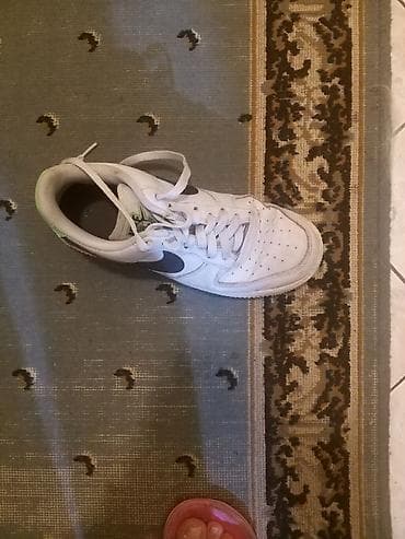 obuca bona: Bele sportske patike sa crnim Swoosh logotipom i zelenim detaljima na — 1