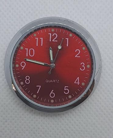 Sat za automobil crveni - samolepljivo Izuzetno lep dodatak za Vaš