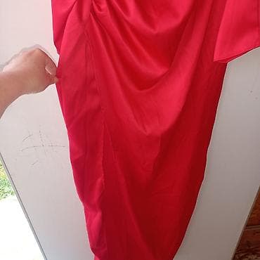 parka h: Elegantna crvena satenska haljina - Model: duga haljina sa prorezom — 3