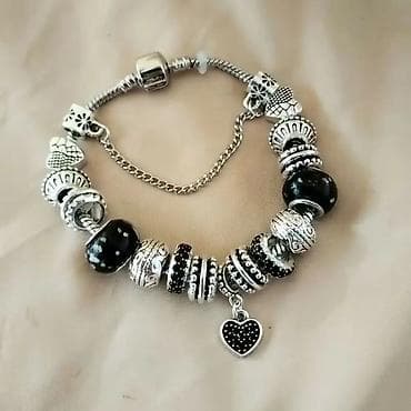 narukvice sa krstom: Narukvica sa perlama i šarmovima – srebrni ton, crno-srebrna — 4