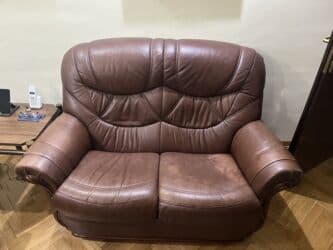 dvosedi i trosedi na razvlacenje: Kozna garnitura trosed dvosed i dve fotelje. Ocuvano, na trosedu ima — 8