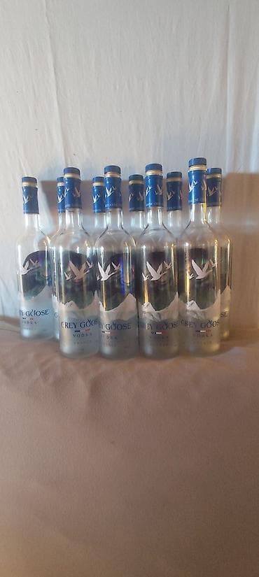 dozer za rakiju: Prazne flaše od Grey Goose od 0.7l svetlece Prodajem Prazne flase od — 2