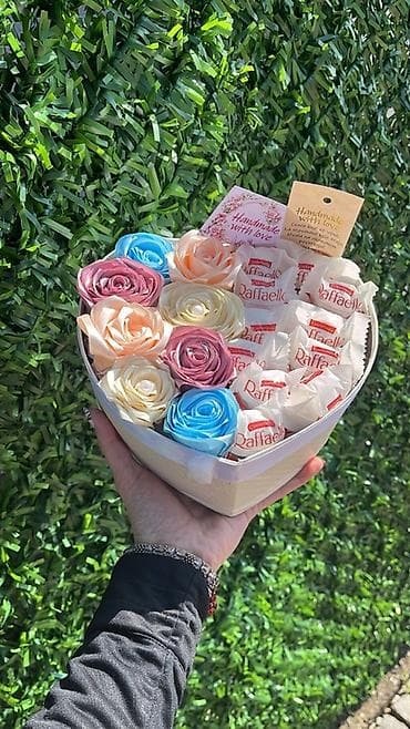 Poklon kutija u obliku srca – ručno izrađena aranžerska kutija sa