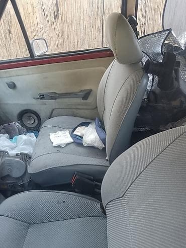 fratellis auto: Zastava Yugo, crvena boja, trovratni hečbek. Karakteristike i — 8