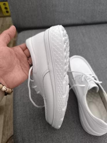 pantalone za punije žene: Bele ženske cipele sportskog-elegantnog stila, sa pertlanjem i punijim — 2