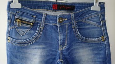 pantalone od vestacke koze: Farmerke plitak struk
Veličina 28
Cena 300 din — 3