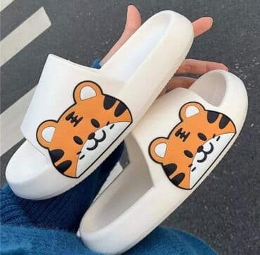 crocs zenske klompe: Crna i bela boja dostupna 
2 za 1400 dinara 
Manji kalupi za broj — 2