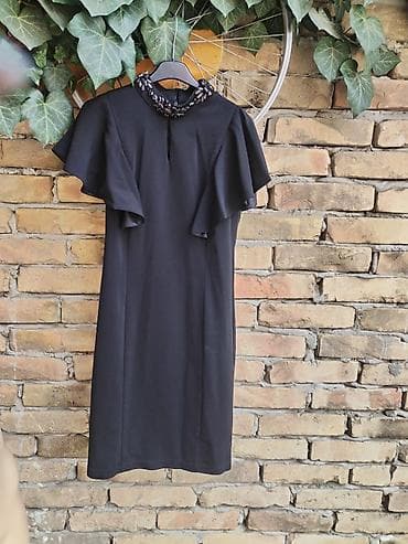 Haljine: White haljina S, M vel
Kao nova
Duzine 92
Pazuh po 40 tegli do 45 — 1