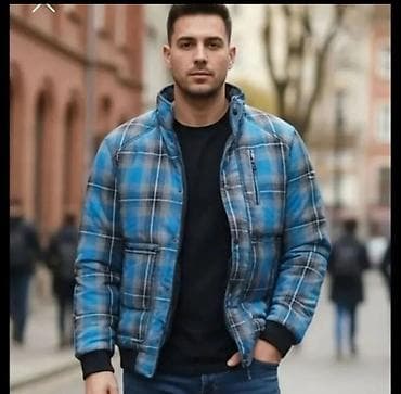 Muška štepana jakna sa kragnom – karirani dezen u plavo‑sivim na lalafo.rs Muška štepana jakna sa kragnom – karirani dezen u plavo‑sivim