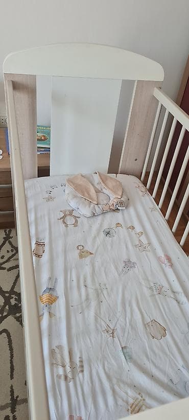 kauc za decu: Dečiji krevetac sa žirafom – drvena konstrukcija svetlog dekora sa — 4