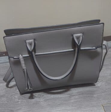 mona torba sa slovom m: Elegantna ženska torba – siva - Materijal: veštačka koža sa finom — 4