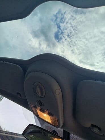 lidl presvlake za auto: Peugeot 407 SW karavan u crnoj boji. Vozilo ima krovne nosače i alu — 9