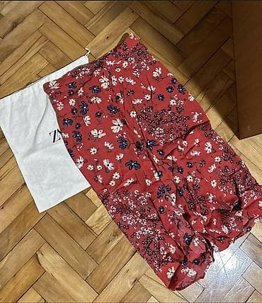 Dukserice: Crvena midi suknja sa floralnim printom - Boja: tamno crvena sa — 1