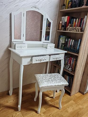 Toaletni sto sa ogledalom i tabureom – beli, klasičan dizajn -
