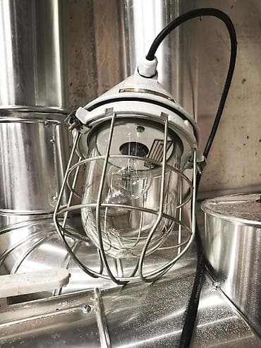 sijalice za bor: Industrijska lampa - Robusno kućište sa zaštitnom metalnom korpom — 1