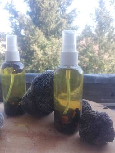 Divlji crni tartuf (Tuber Aestivum), sa listicima tartufa u ulju — 1