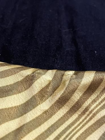 95 bele: Ženska mini slip haljina na tregere sa apstraktnim talasastim printom — 4