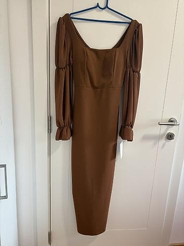 decuju: Elegantna midi haljina u toploj braon nijansi. Model sa kvadratnim — 1