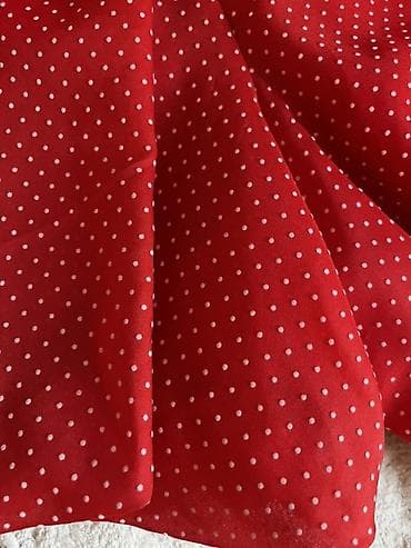 Haljine: Crvena haljina na tufnice - Model: midi dužina sa širokom, lepršavom — 2