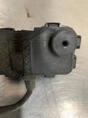 volan za audi a3: MOTOR POKLOPCA REZERVOARA ZA VOLKSWAGEN POLO - 6R0810773D | Motor — 3