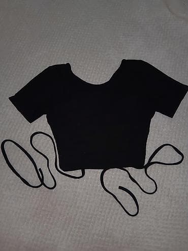 Crni ženski crop top sa kratkim rukavima i efektnim otvorenim leđima