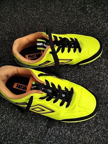 dres srbije cena: Umbro patike za fudbal, broj 31. - Model za decu, dizajniran za igru — 2