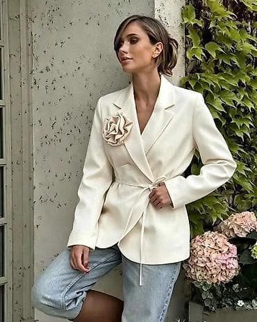 boho tunike: Elegantni ženski blejzer sa cvetnim detaljem

Sako: 2.999 dinara
S M L — 4
