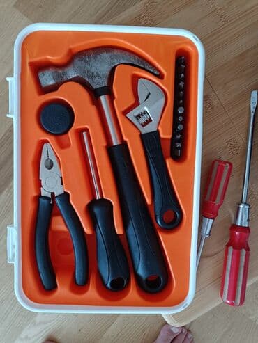 Welding Machines: Set alata – 18 delova u praktičnom koferu. Sadržaj: - Čekić sa — 1