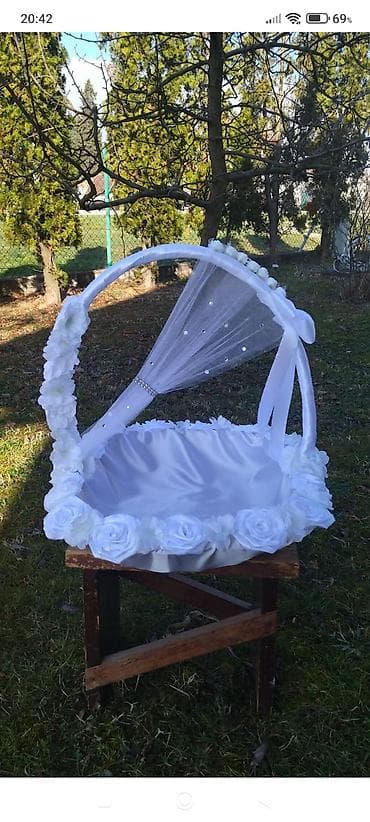 bele lanene haljine: Dekorativna korpa za svečane prilike - Raskošna bela korpa obložena — 1