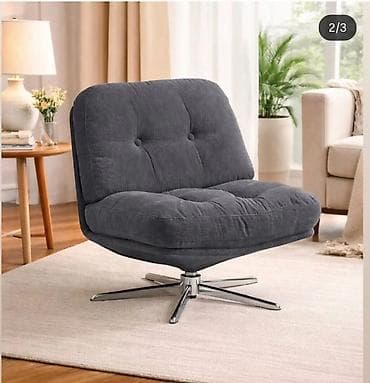 namestaj sa greskom: Moderan okretni naslonjač sa širokim, duboko tapaciranim sedištem i — 1