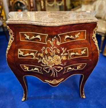 Antique Dressers: 𝐊𝐨𝐦𝐨𝐝𝐚 𝐋𝐮𝐣 𝐗𝐕,𝐨𝐛𝐨𝐠𝐚ć𝐞𝐧𝐚 𝐬𝐚 𝐞𝐥𝐞𝐦𝐞𝐧𝐭𝐢𝐦𝐚 𝐨𝐝 𝐩𝐨𝐳𝐥𝐚ć𝐞𝐧𝐞 𝐛𝐫𝐨𝐧𝐳𝐞 𝐢 𝐦𝐞𝐫𝐦𝐞𝐫𝐧𝐨𝐦 — 1