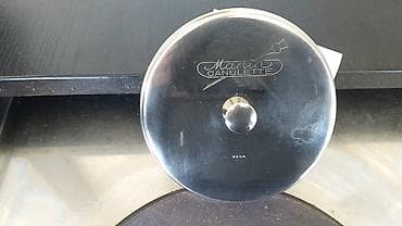 Kutija za igle . Može kao manji doboš za sterilizaciju kao sa slika