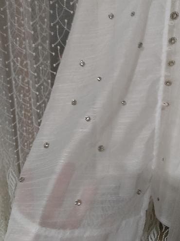 Venčanice i aksesoari: Elegantna bela haljina košulja-kroja sa sjajnim detaljima. - — 3