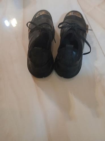 buzz nike patike: Crne ženske patike sa zlatnim detaljima na vrhu. Model kombinuje — 2