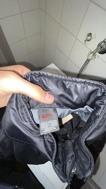 majice l: Crna Nike sportska jakna sa visokim kragnom i punjenjem za hladnije — 6