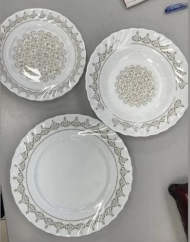 Elegantni setovi tanjira – porculan sa zlatnim dezenom - Materijal na lalafo.rs Elegantni setovi tanjira – porculan sa zlatnim dezenom - Materijal