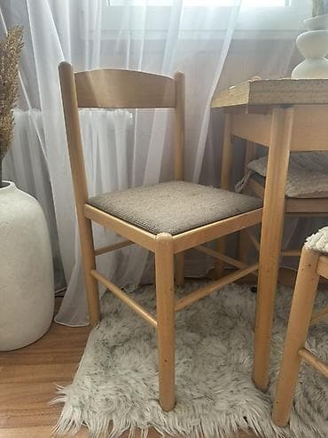 Stilski nameštaj: Drveni trpezarijski set – sto + 4 stolice - Komplet sadrži: kvadratni — 4