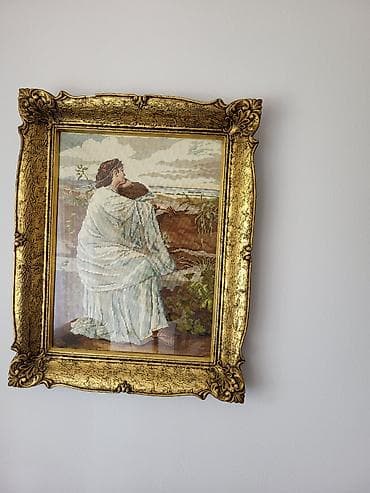 Vezeni goblen sa figuralnim motivom u pozlaćenom dekorativnom ramu. -