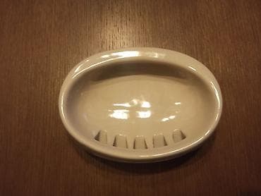 Zidni držač za četkice za zube od keramike. Dimenzije: 17x 12 x 5cm