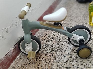 nike jordan sandale: Decija bicikla sa pomoćnim točkićima i pedalama. Ocuvana je, sa — 1