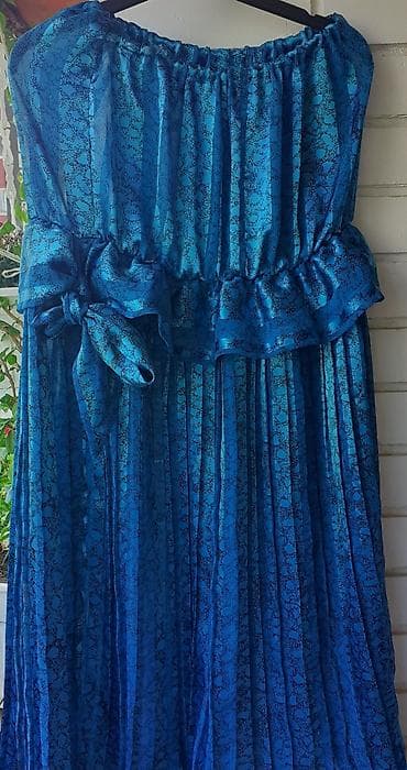 Plisirana midi suknja u nijansama tirkizno‑plave. - Kroj: ravna, sa