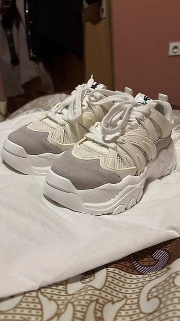 Patike 36.5 Nove obuvane dva puta na lalafo.rs Patike 36.5 Nove obuvane dva puta