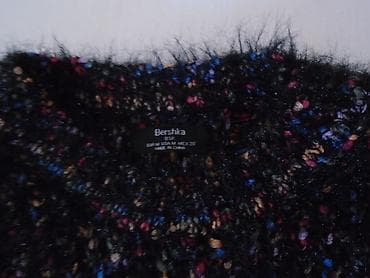 Čupavi Bershka džemper u više boja. Može biti i svečan jer crne