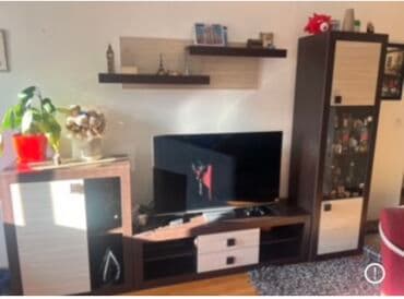 polovne garniture za dnevnu sobu: Ova udobna sofa presvučena kožom u tamnoj boji, verovatno braon ili — 6