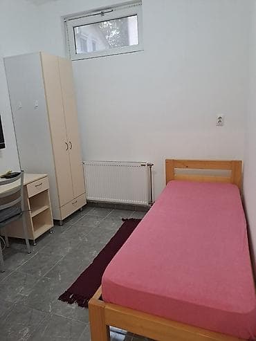 Office Furniture: Zemun, Nova Galenika, izdajem sobu za studenta ili zaposlenu osobu. U — 2