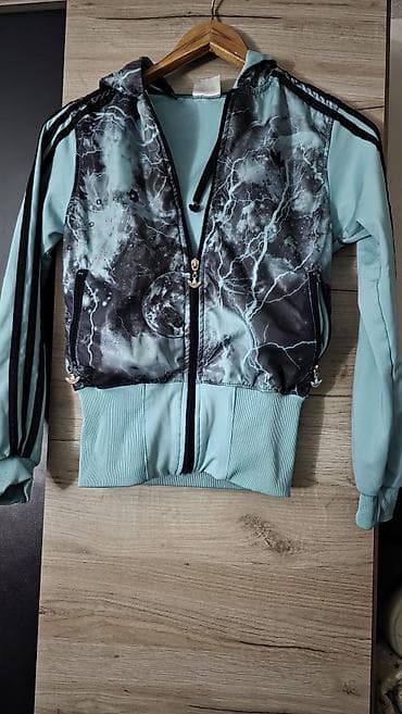 patike sa znakom n: Sportska dukserica sa kapuljačom, rajsferšlusom i printom — 2