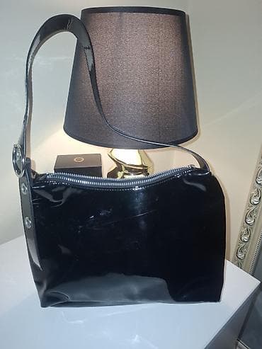 apple novi sad: Crna ženska torbica od lakovane eko-kože, kompaktne — 1