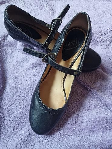 crne baletanke za folklor: Crne ženske salonke sa kaišićem preko rista (Mary Jane stil). - — 2