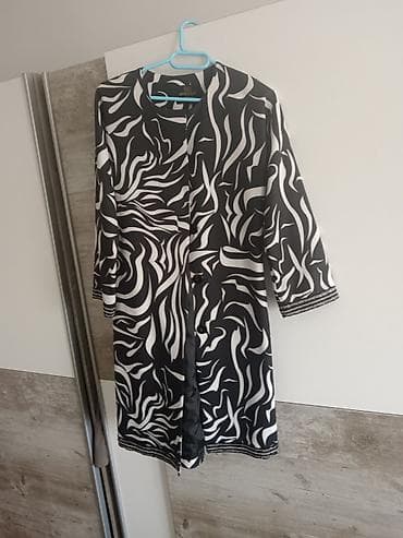 bele tn patike: Elegantni ženski mantil sa crno‑belim apstraktnim (zebra) printom. - — 1